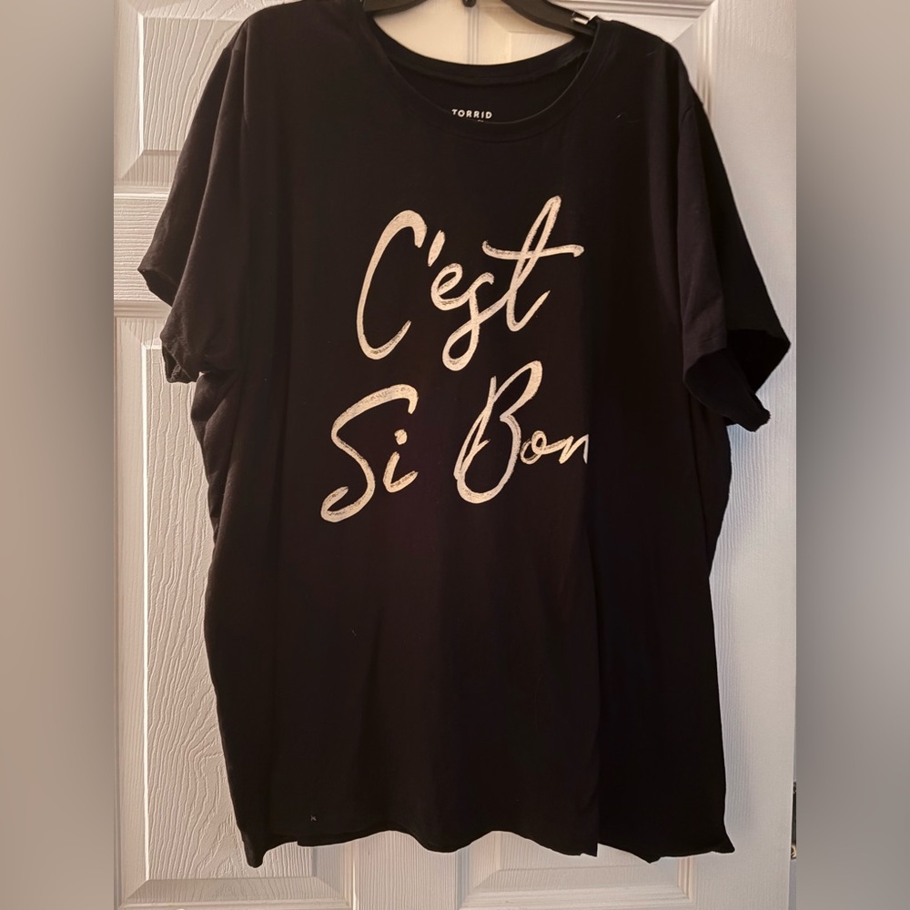 Torrid Sz 4 (4X) black T-Shirt "C'est Si Bon”